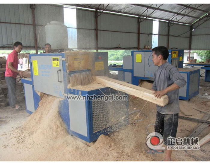 安徽宣城市水東鎮(zhèn)鋸杉木加工現(xiàn)場(chǎng)方木多片鋸15高